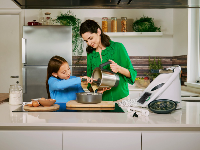 Tra strumenti e accessori personalizzati, ecco i regali più gettonati in cucina da donare alla Festa della Mamma.