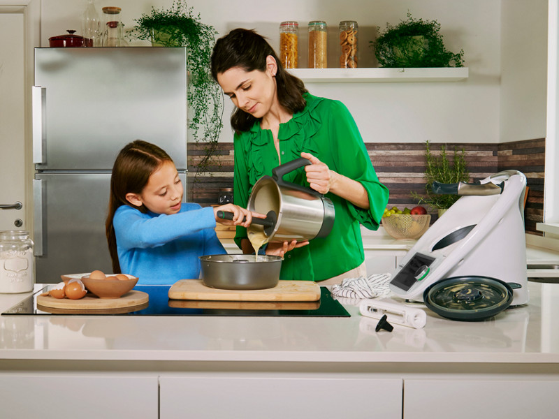 Tra strumenti e accessori personalizzati, ecco i regali più gettonati in cucina da donare alla Festa della Mamma.
