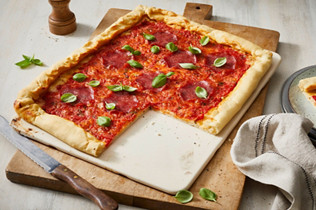 Salami-Pizza mit Käserand