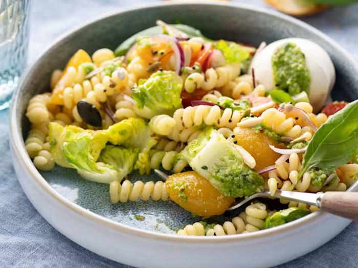 Insalata di pasta estiva con frutta e verdura.