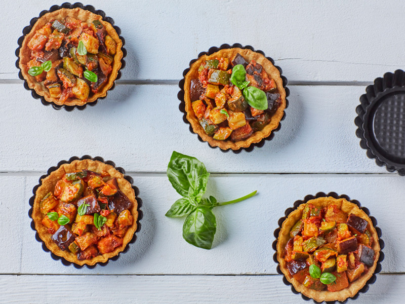 Cestini di brisèe con caponata di zucchine e melanzane