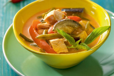 Rotes Thai-Curry mit Geflügel