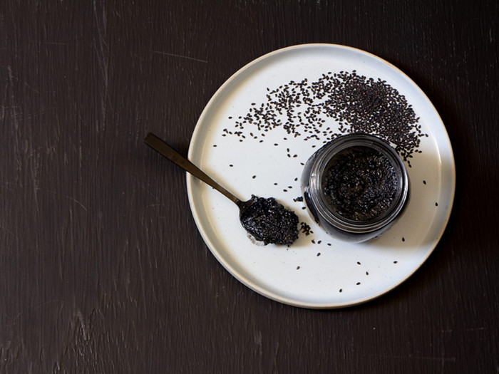 Puoi realizzare una variante nera della ricetta