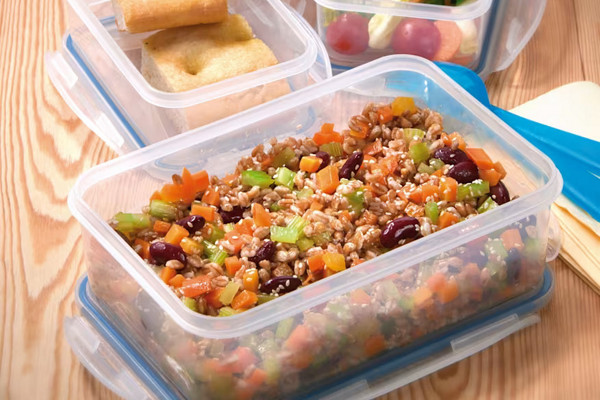 Insalata di farro, fagioli, sedano e carote.