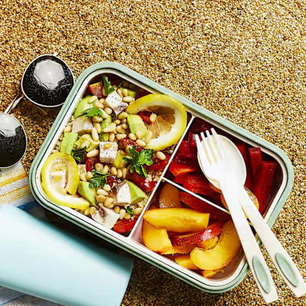 Insalata di quinoa, pesce spada e verdure.