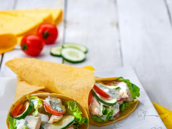 Wraps di pollo con insalata, cetrioli e pomodorini.