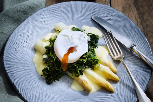 Spargel mit Spinat, pochiertem Ei und Sauce Hollandaise