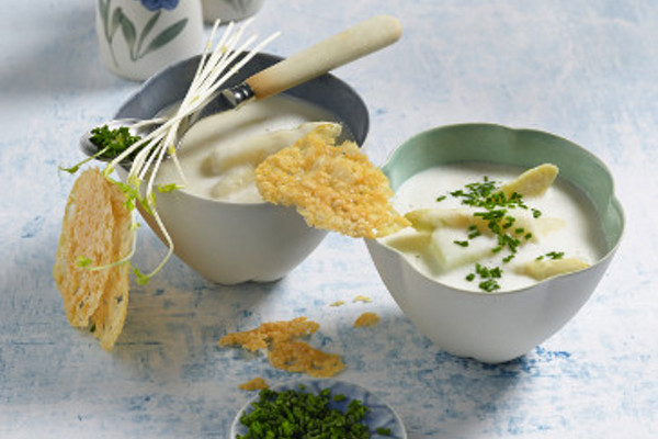 Herzhafte Spargelcremesuppe mit Käsechips
