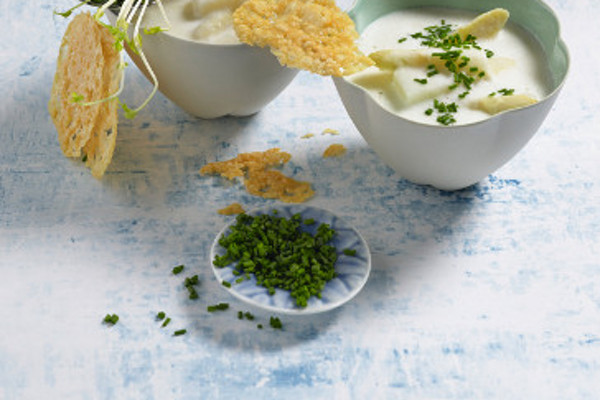Herzhafte Spargelcremesuppe mit Käsechips