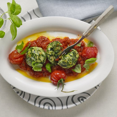 Spinatknoedel auf Tomatenragout