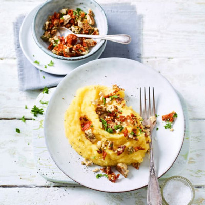 Steckruebenpueree mit Tomaten-Crumble
