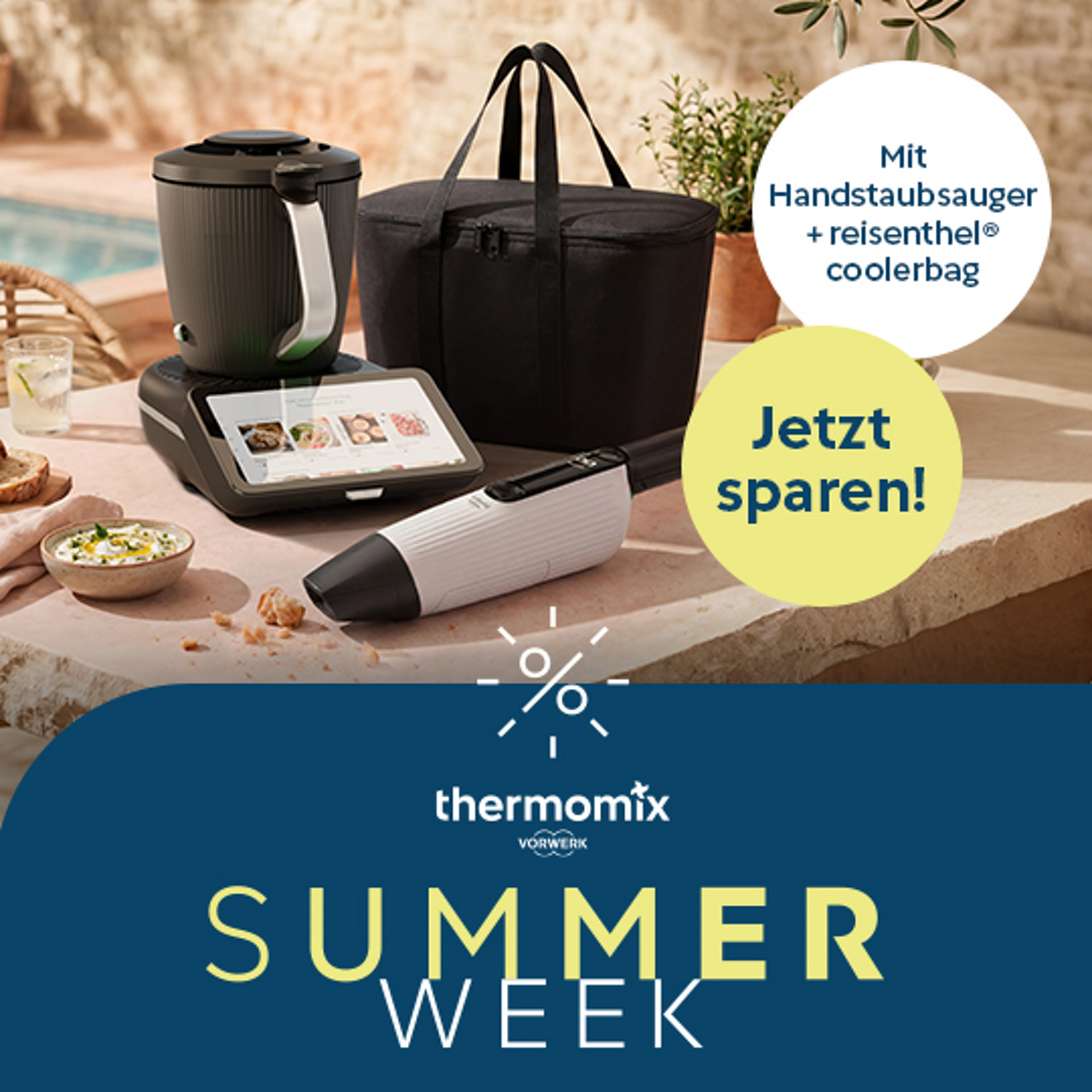 Thermomix® TM7, Handstaubsauger und reisenthel Kühltasche stehen im Freien auf einem Tisch, Summer Week Aktionstext.