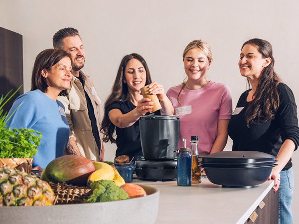 5 Personen in Küche stehen um Thermomix TM7