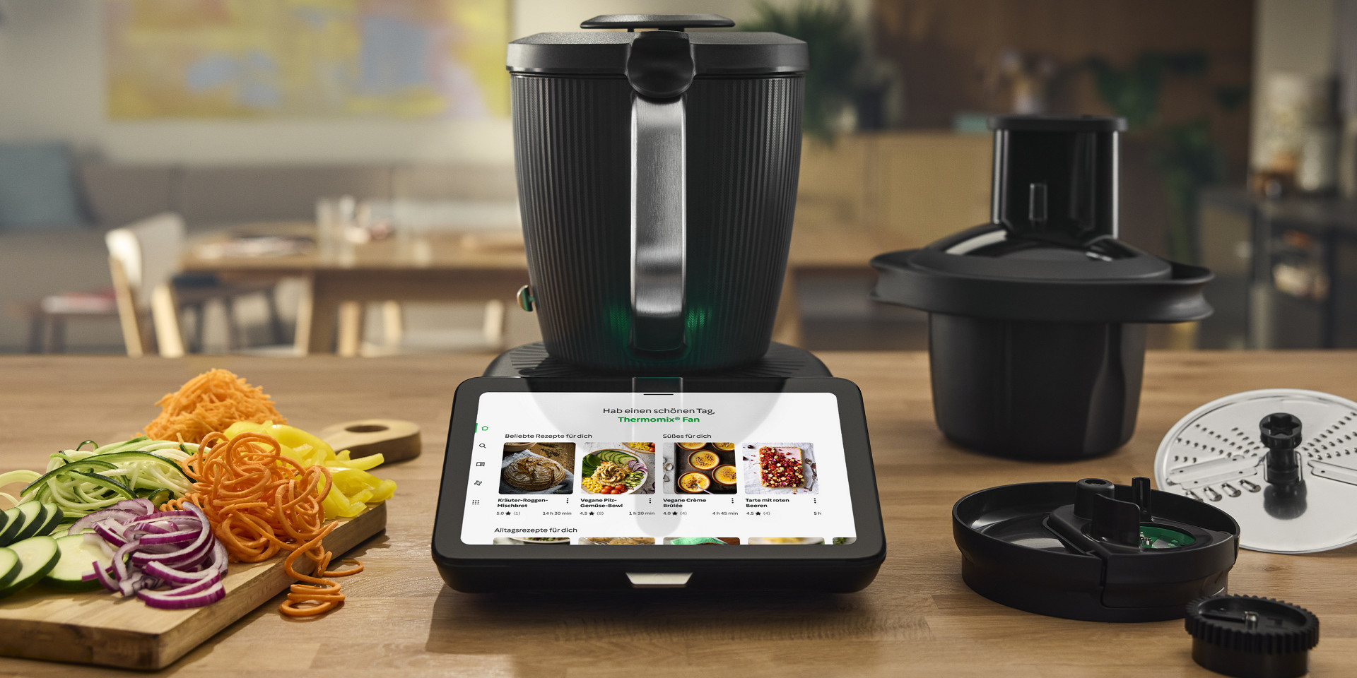 Thermomix TM7 und Gemüse Styler mit geschnittenem Gemüse