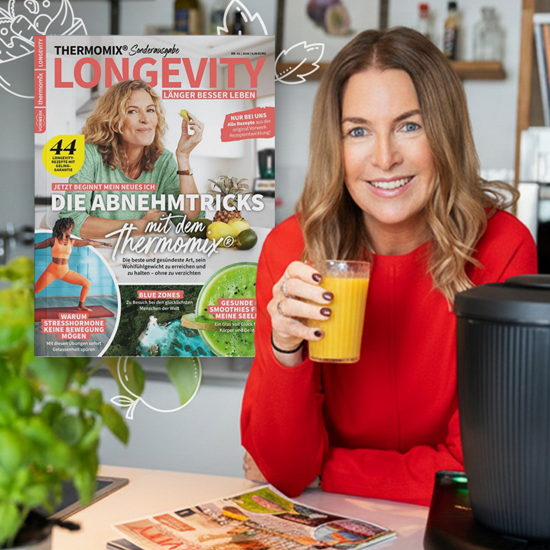 Frau in einer Küche mit einem Glas Saft, Thermomix® TM7, grüne Pflanze und „THERMOMIX® Longevity“-Magazin.