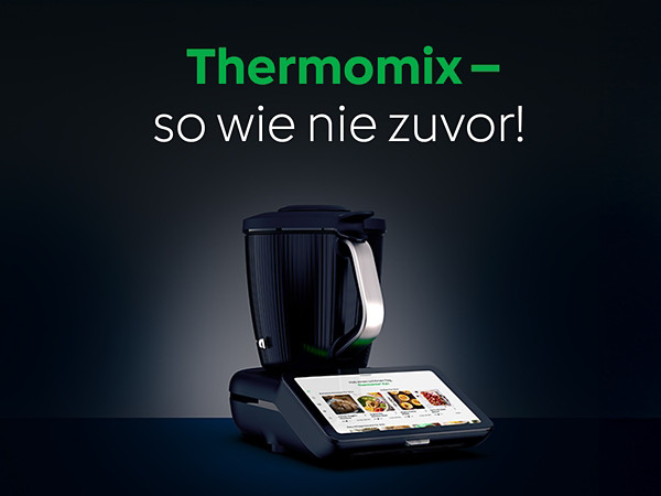 Thermomix TM7– eine moderne, smarte Küchenmaschine mit großem Touchscreen und Schriftzug: "Thermomix – so wie nie zuvor!“"