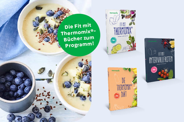 Zwei Teller mit Quark und Blaubeeren, daneben Rezeptbücher