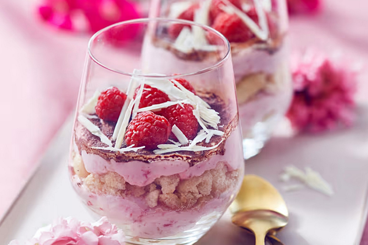 Rosmarin-Amarena-Kekseauf Tisch mit rosa Dekoration