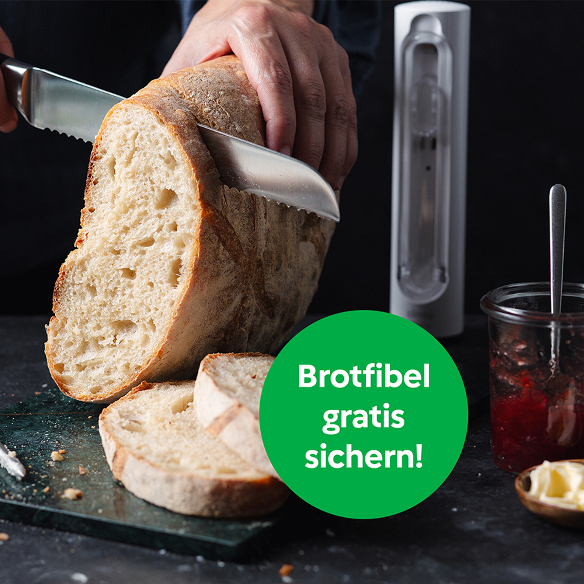 Brot wird geschnitten, Thermomix Sensor im Hintergrund
