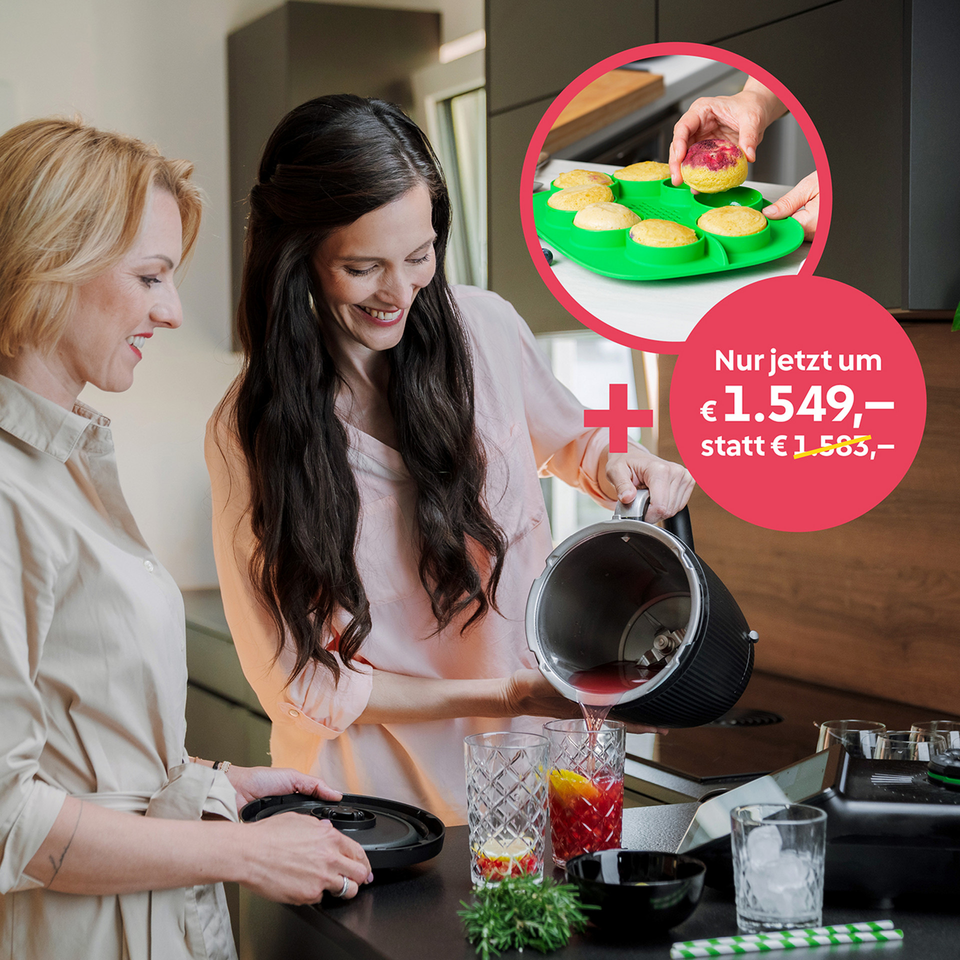 Zwei Frauen bereiten mit dem Thermomix® TM7 in einer Küche ein Getränk zu. Kreisförmiges Inset zeigt Muffins und Preisaktion.