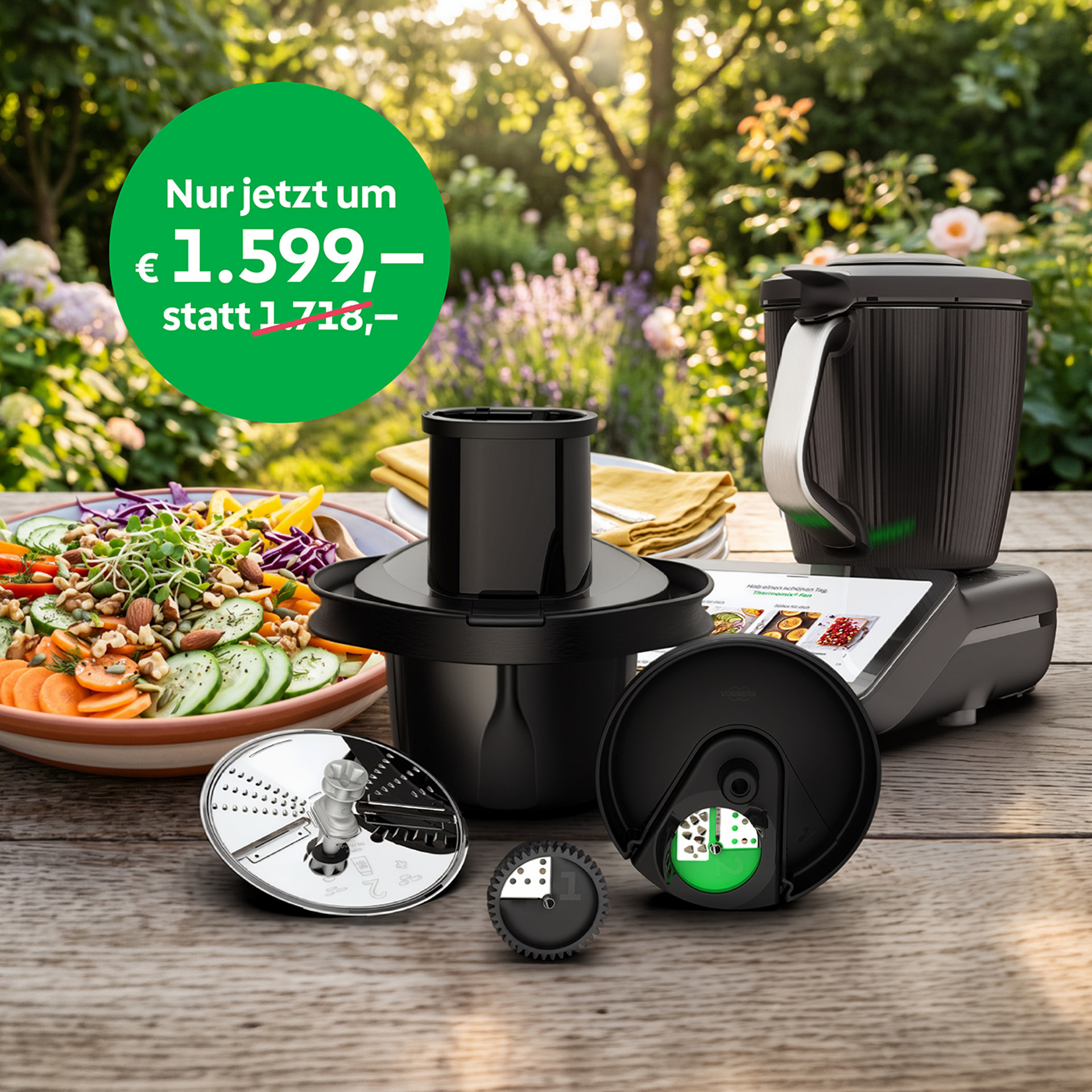 Thermomix® TM7 und Thermomix® TM7 Gemüse Styler mit Salat auf Gartentisch; grüner Kreis zeigt Sonderangebotspreis.