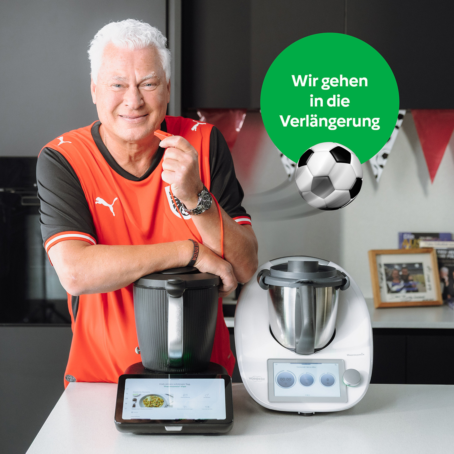 Thermomix® TM7 und Thermomix® TM6 auf einer Küchenarbeitsplatte mit fußballbezogenen Dekorationen.