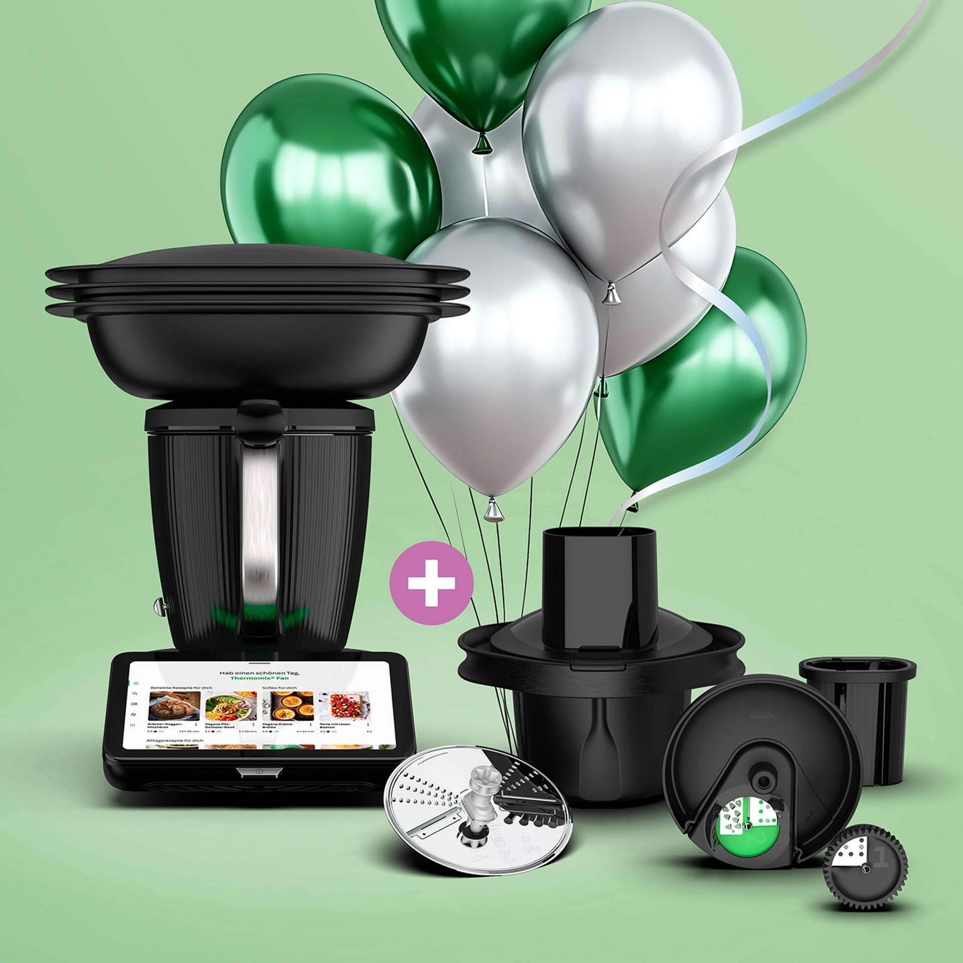 Thermomix® TM7 mit Gemüse Styler Plus und Varoma, grüne und silberne Luftballons im Hintergrund.