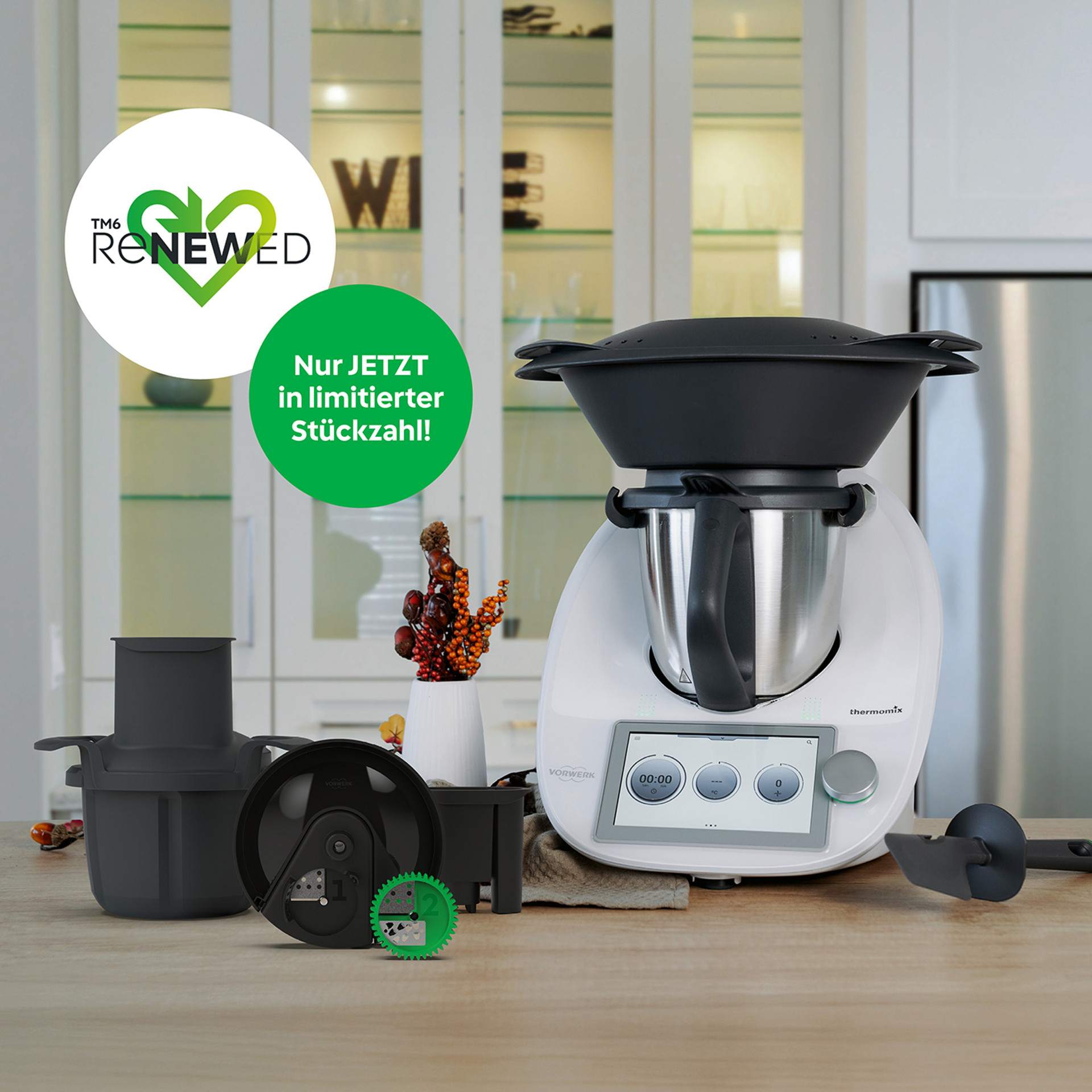 Thermomix® TM6 mit Varoma und Thermomix® TM6/TM5 Gemüse Styler auf Küchentheke, „Renewed“- und „Limitierte Stückzahl“-Hinweis.