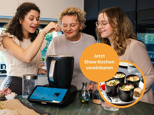 Frei Frauen beim Show Kochen in der Küche mit Thermomix® TM7