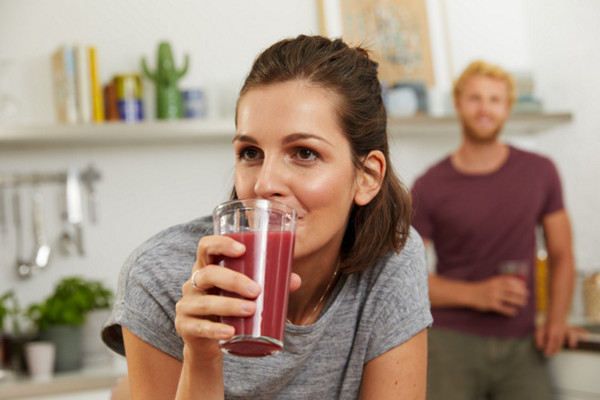 Frau trinkt Smoothie