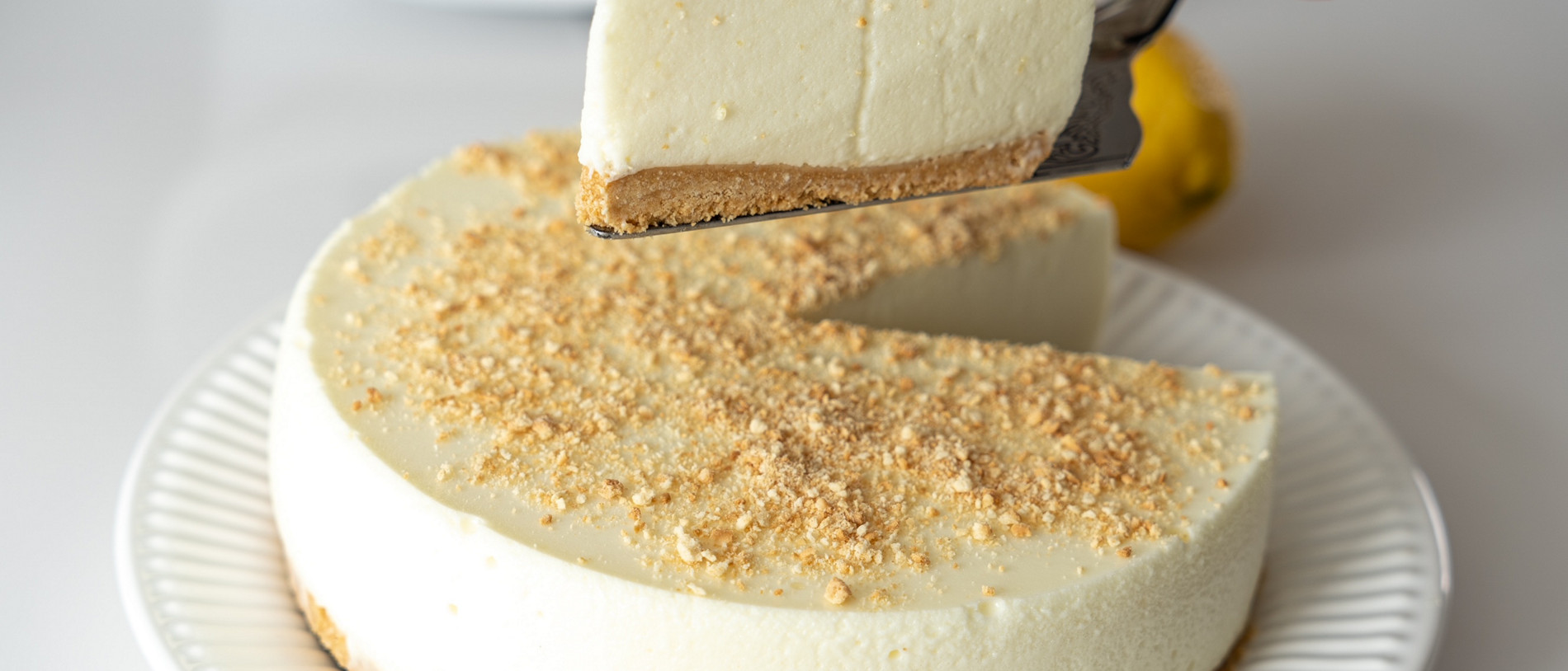 Tarta esponjosa de limón