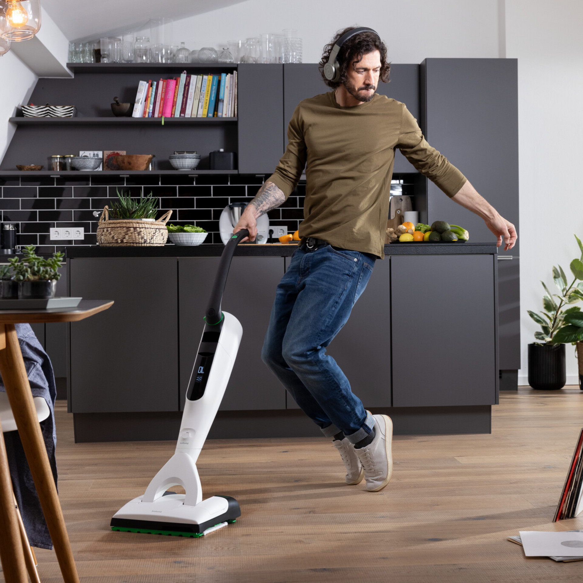 Mann tanzt mit VK7 Kobold Akku-Staubsauger