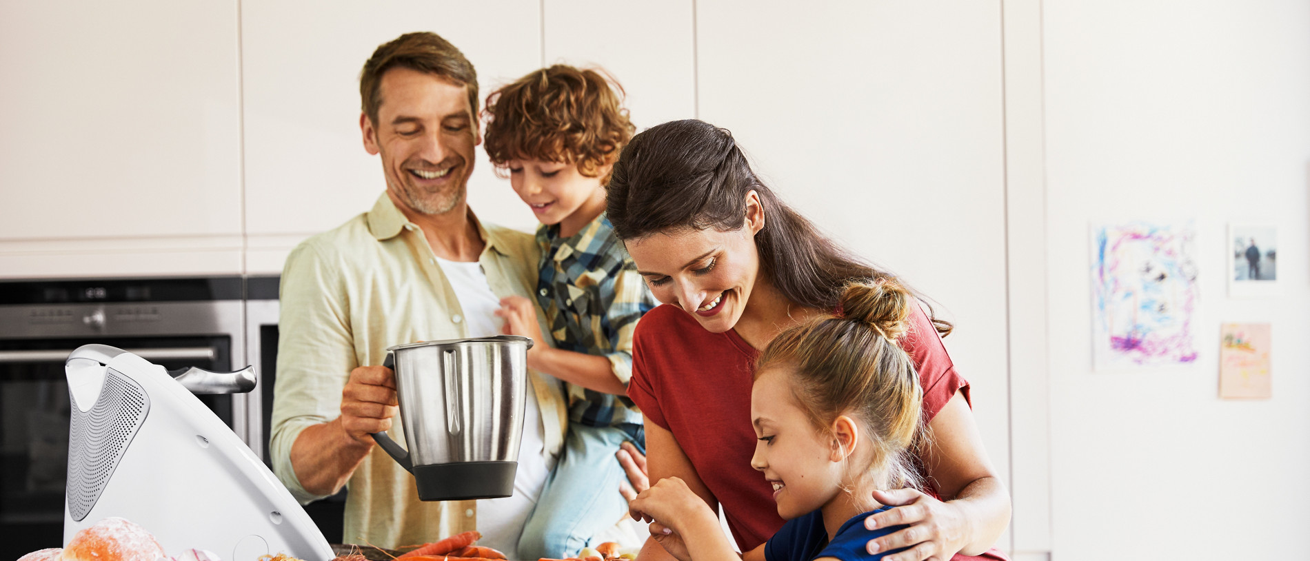 Une famille cuisinant au Thermomix