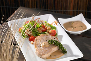 Thunfischsteak mit Pfeffersauce zu Caesar Salad