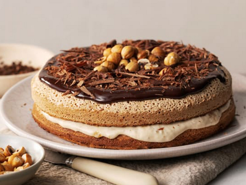 Torta meringa alle nocciole con crema alla banana e toffee