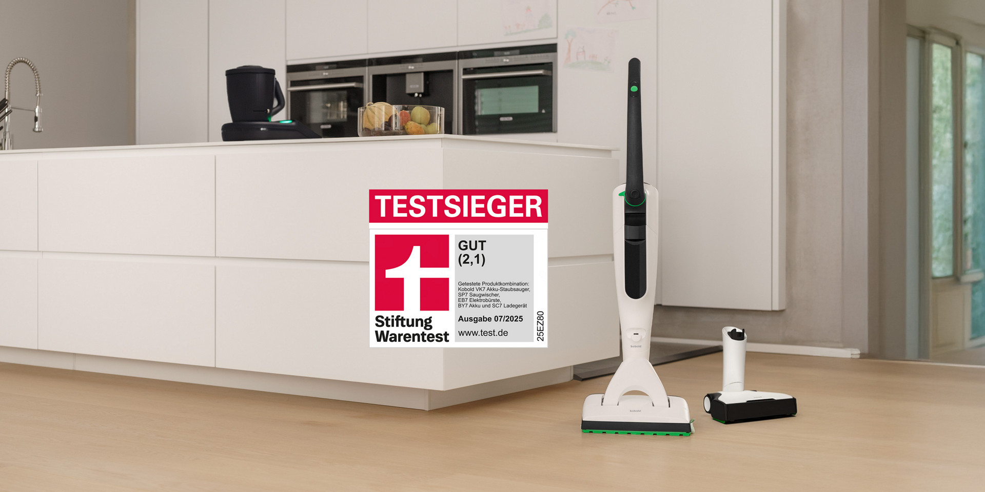 Kobold VK7 Akku-Staubsauger mit SP7 Saugwischer und EB7 Elektrobürste auf Küchenboden, Thermomix® TM7 steht auf der Arbeitsplatte, Stiftung Warentest Auszeichnung.