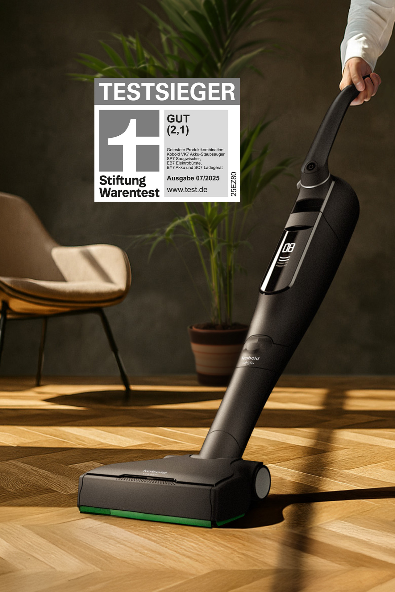 Ein Mann benutzt den Kobold Staubsauger schwarz auf Parkett