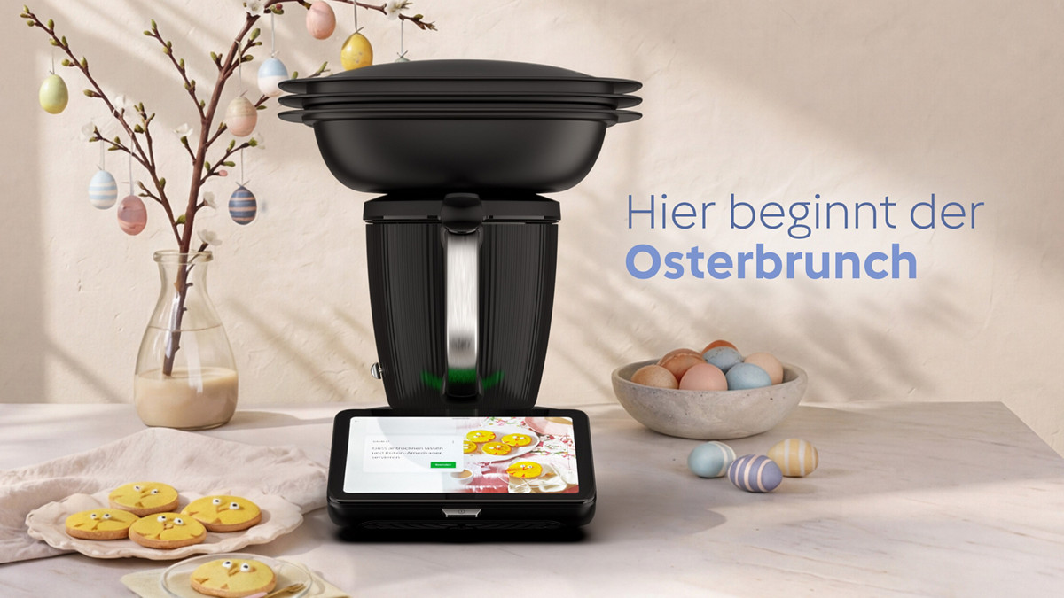 Thermomix TM7 auf Tisch mit Osterdekoration und Keksen