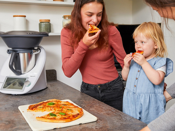 VO webseite bild text 3200x2400px int thermomix rockstars in use 04 Pizza