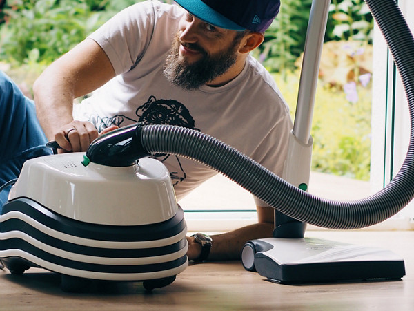 Mann mit VT300 auf dem Boden