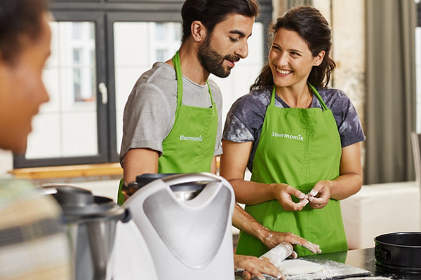 Mann und Frau in grüner Thermomix® Schürze