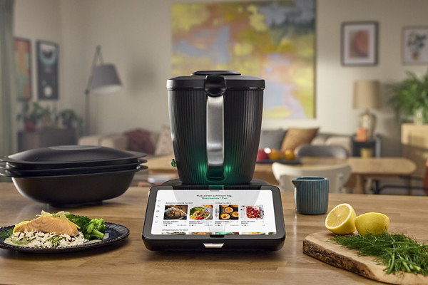 Thermomix® TM7 in Küche mit Lebensmitteln