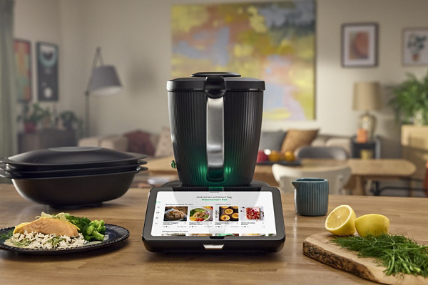 Thermomix® TM7 in Küche mit Lebensmitteln