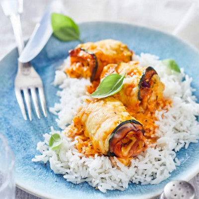 Zucchiniroellchen in Tomatenrahm