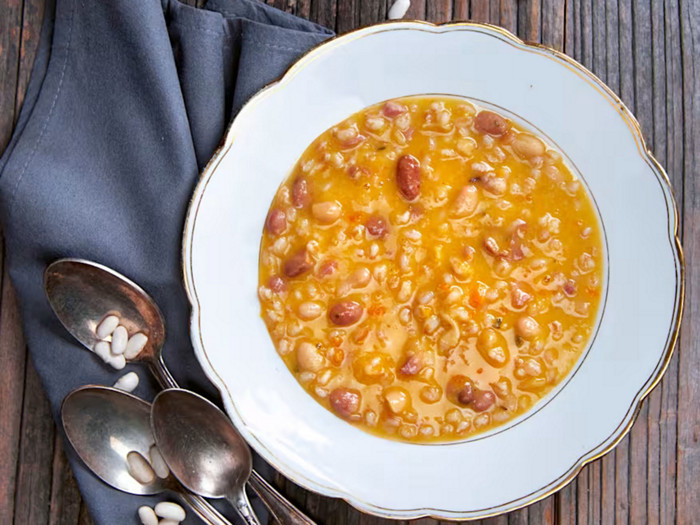 Zuppa di farro e fagioli.