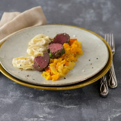 Rehmedaillons mit Sellerieravioli und Kürbisgemüse