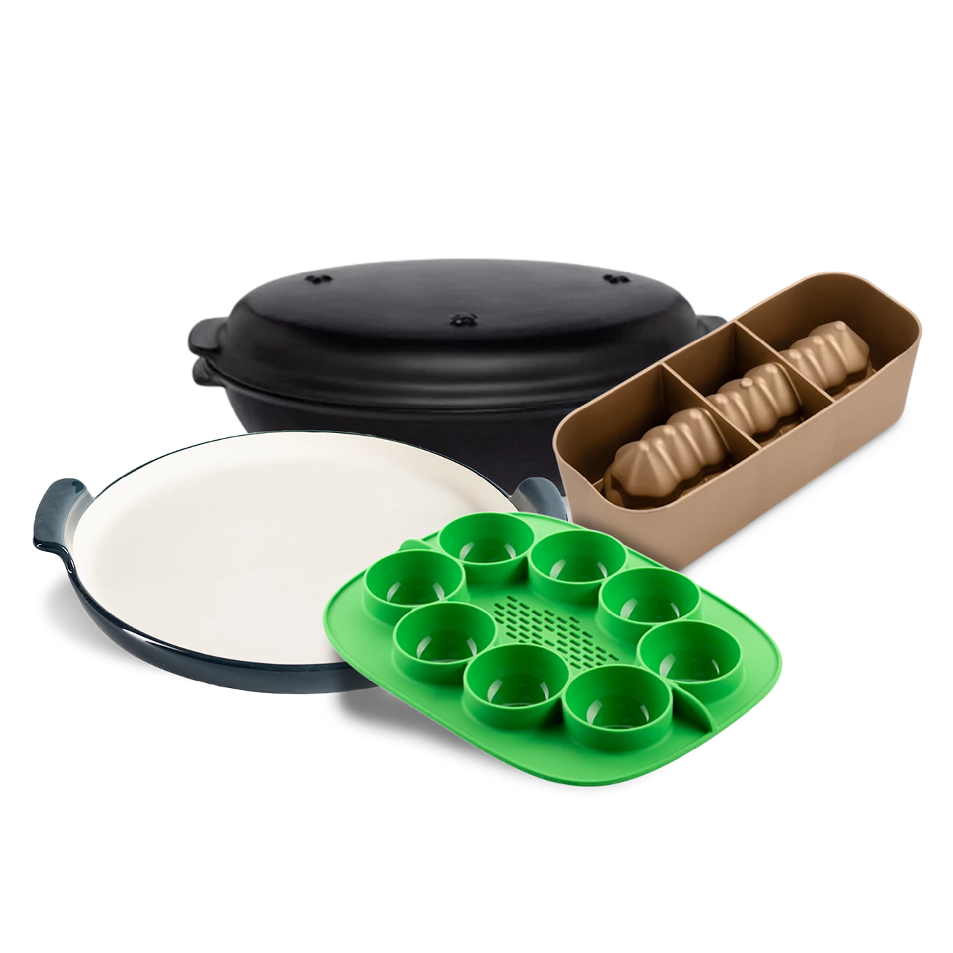 Verschiedene Küchenaccessoires, darunter ein schwarzer Bräter, ein weißes Backblech, eine grüne Form und eine braune Backform.