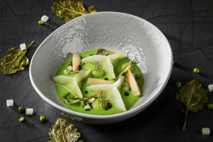 Kaltes Erbsensüppchen mit Kohlrabi und Erdbeere