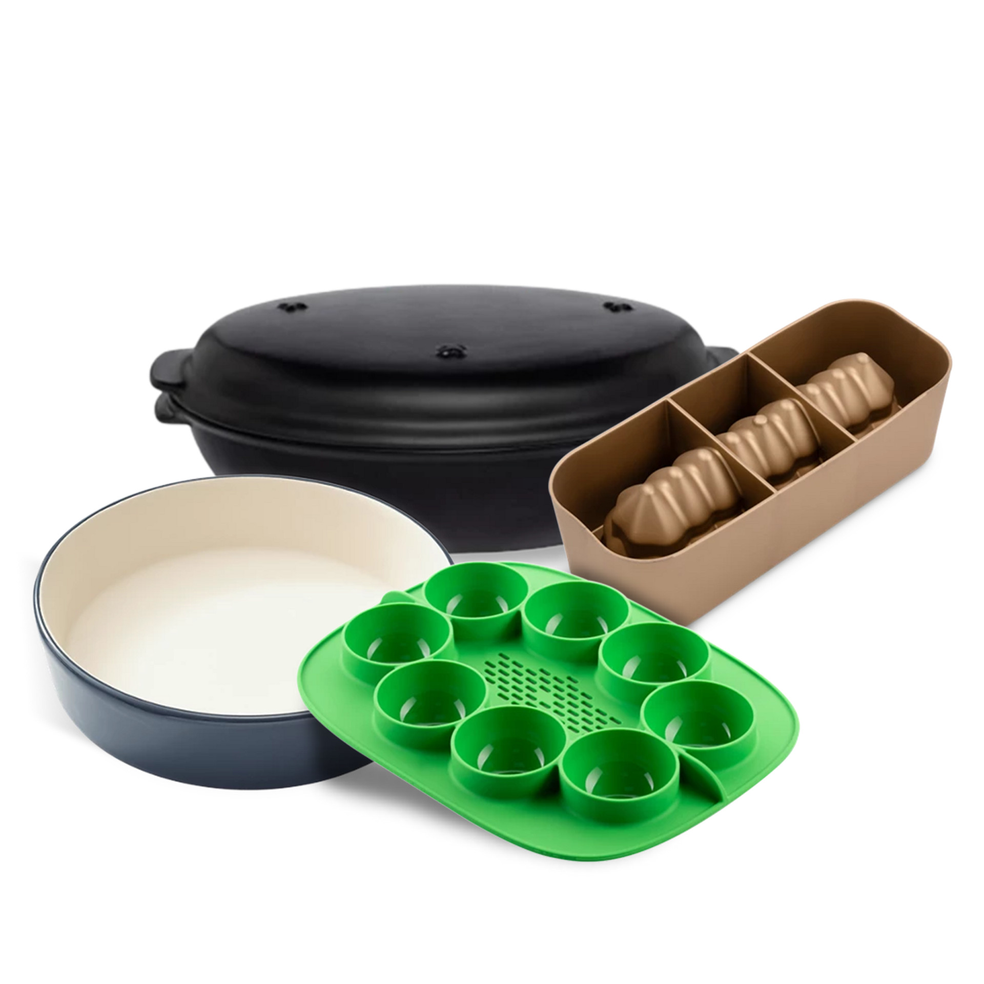 Set aus vier Thermomix® Backzubehörteilen: Auflaufform, Silikonform, Brotform und Dämpfdeckel.