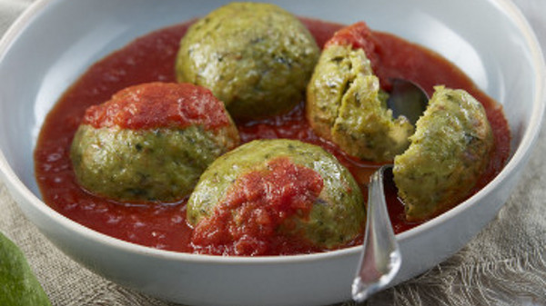 Würzige Bärlauchknödel mit Tomatensugo